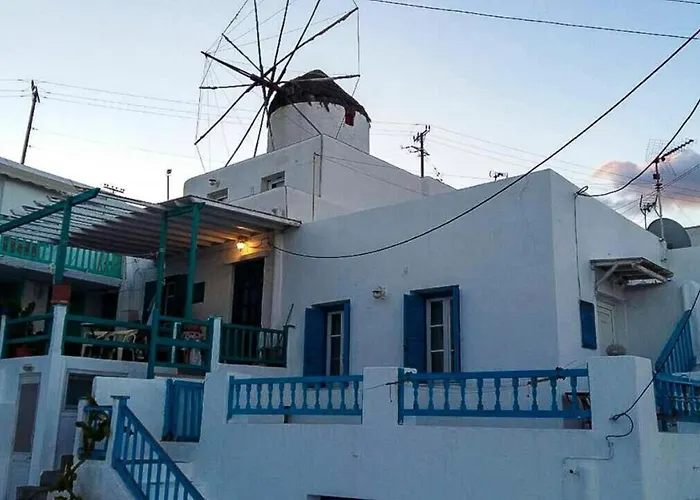 بيت للعطل Traditional Split Level House In *