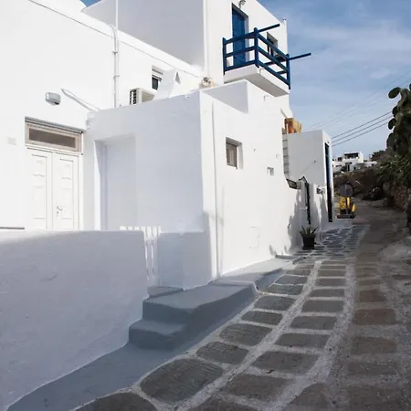 بيت للعطل Traditional Split Level House In *