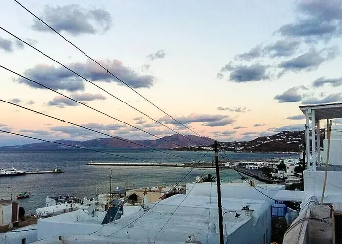 Nyaraló Traditional Split Level House In *